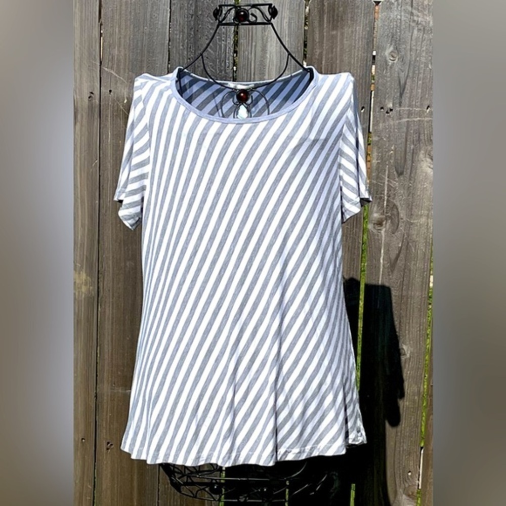 🟢 Heartstring Gray and White Horizontal Striped Short Sleeve Top